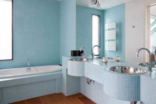 Голубая ванная комната: небесная чистота лазури